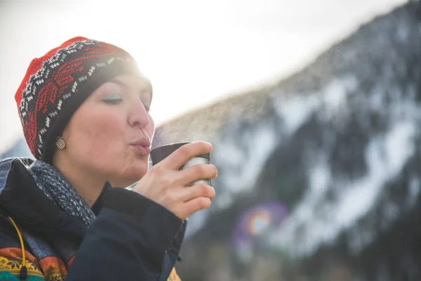 Mooi Blank Meisje Het Houden Van Een Kopje Thee Buiten — Stockfoto