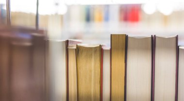 Halk kütüphanesindeki çeşitli kitapların resmini kapat. 