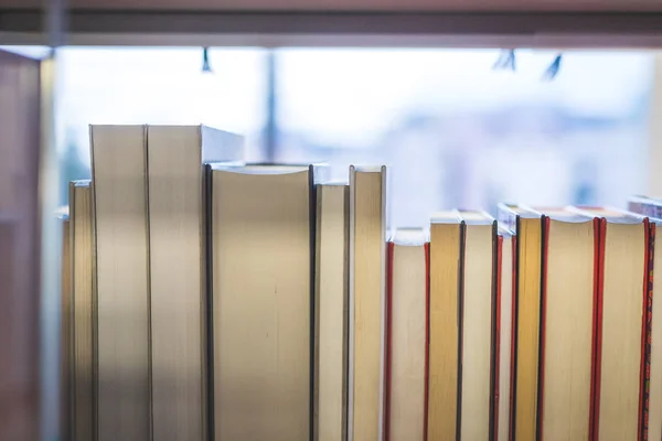 Imagen Cerca Una Variedad Libros Biblioteca Pública — Foto de Stock