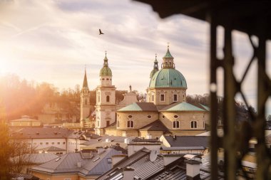 Salzburger Katedrali 'nin çatıları, akşamları Evler ve Kiliseler. Çarpıcı bir atmosfer..