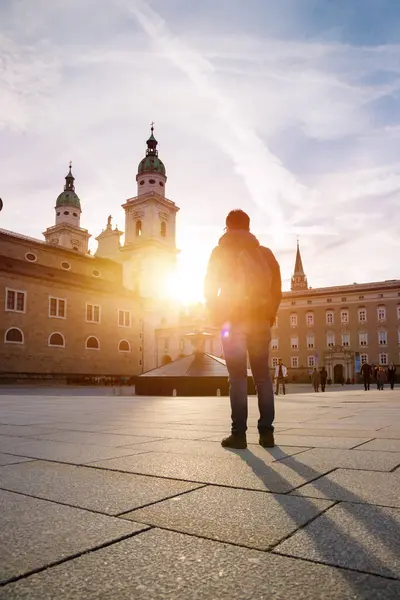 Młody Turysta Placu Katedralnym Salzburgu Zachód Słońca — Zdjęcie stockowe