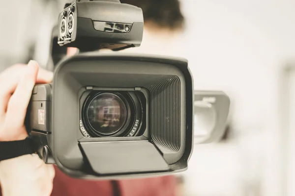 Man Kameraman Håller Professionell Videokamera Suddig Bakgrund — Stockfoto