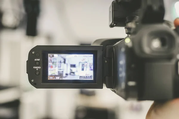 Man Kameraman Håller Professionell Videokamera Suddig Bakgrund — Stockfoto