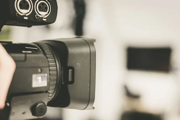 Masculino Cameraman Está Segurando Uma Filmadora Vídeo Profissional Fundo Embaçado — Fotografia de Stock