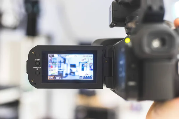 Male Cameraman Holding Professional Video Camcorder Blurry Background — Stock Photo, Image
