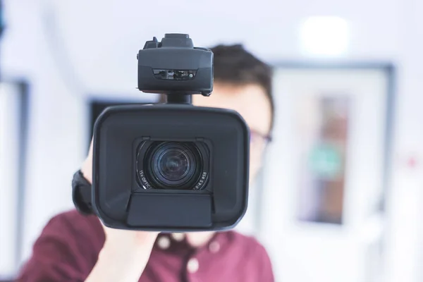 Hombre Camarógrafo Está Sosteniendo Una Videocámara Profesional Fondo Borroso — Foto de Stock