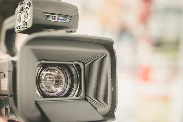 Male Cameraman Holding Professional Video Camcorder Blurry Background — Stock Photo, Image