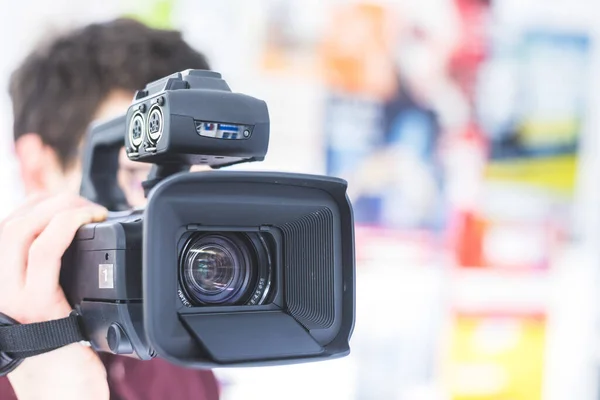 Man Kameraman Håller Professionell Videokamera Suddig Bakgrund — Stockfoto