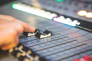 Ses kayıt stüdyosunda profesyonel müzik prodüksiyonu. Ses mühendisi çalışıyor..