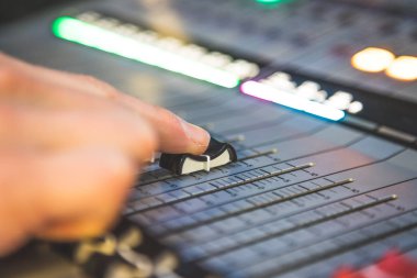 Ses kayıt stüdyosunda profesyonel müzik prodüksiyonu. Ses mühendisi çalışıyor..