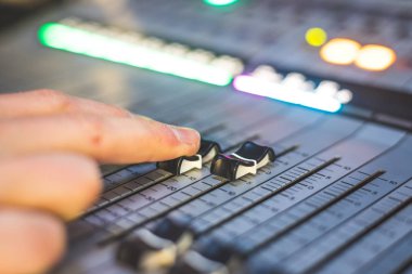 Ses kayıt stüdyosunda profesyonel müzik prodüksiyonu. Ses mühendisi çalışıyor..