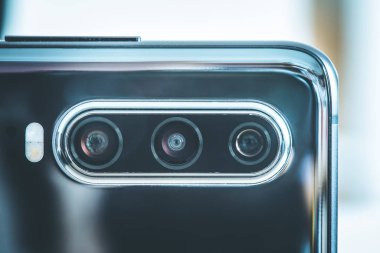 Akıllı telefonun üçlü lensini kapat