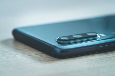 Akıllı telefonun üçlü lensini kapat