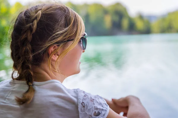 Beautiful Young Woman Sitting Lake Enjoying Day — Stock Photo, Image
