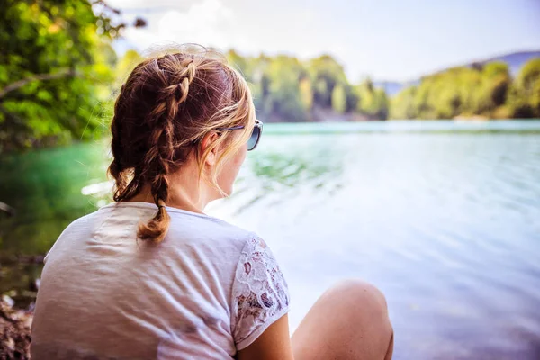 Beautiful Young Woman Sitting Lake Enjoying Day — Stock Photo, Image