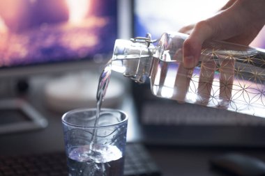 Ofisteki cam şişeyi kapat, iç.