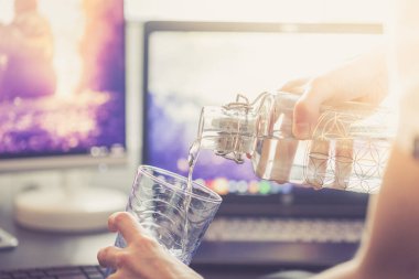 Ofisteki cam şişeyi kapat, iç.