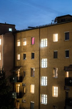 Günbatımında modern apartman bloğu, şehir hayatı