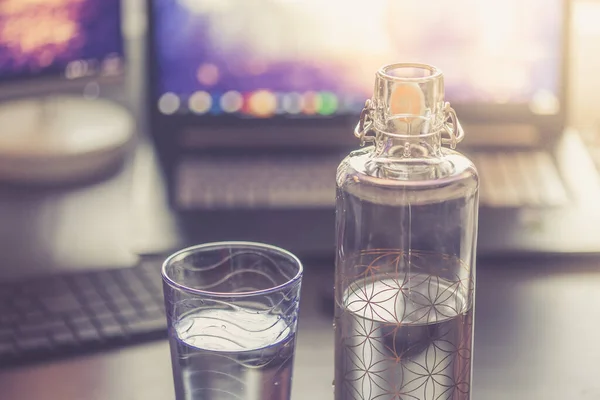 Großaufnahme Von Glasflasche Büro Trinken — Stockfoto