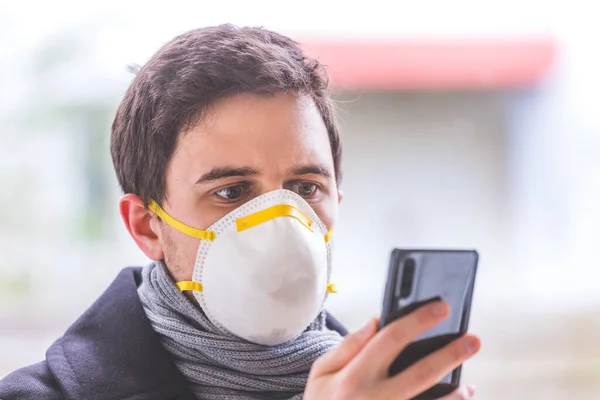 Joven Hombre Negocios Aire Libre Con Una Máscara Respiratoria Teléfono — Foto de Stock