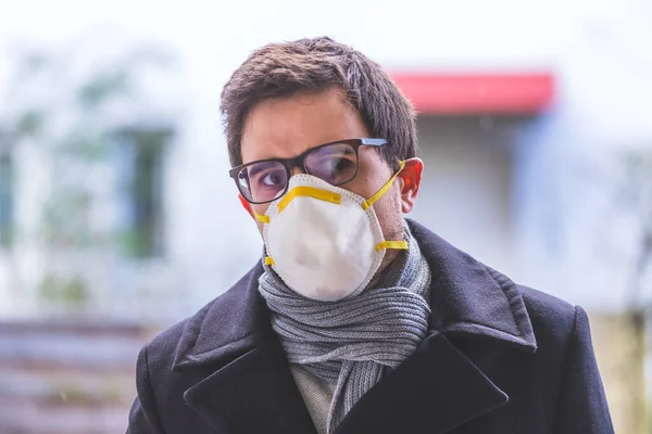 若い男は呼吸マスクを屋外で 笛とコロナの季節 — ストック写真