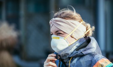 Açık havada nefes maskeli bir kadın. Flue ve corona mevsimi