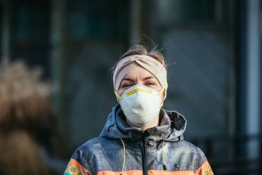 Açık havada nefes maskeli bir kadın. Flue ve corona mevsimi