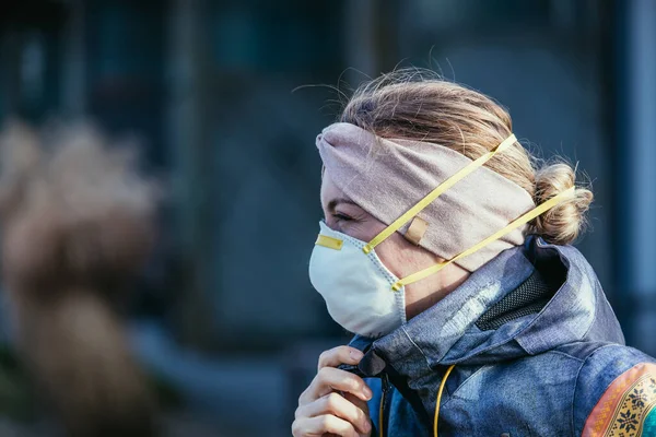 Femme Extérieur Avec Masque Respiratoire Saison Combustion Couronne — Photo