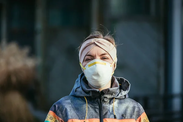 Mujer Aire Libre Con Una Máscara Respiratoria Temporada Combustión Corona —  Fotos de Stock