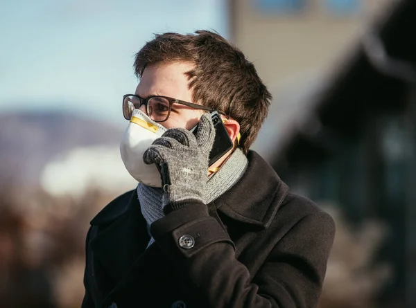 若い男は呼吸マスクを屋外で 笛とコロナの季節 — ストック写真