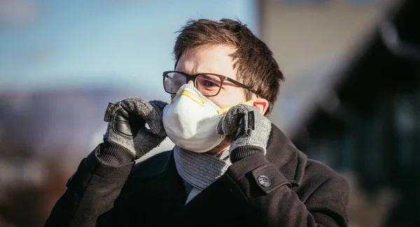 Jovem Livre Com Uma Máscara Respiratória Temporada Combustão Corona — Fotografia de Stock