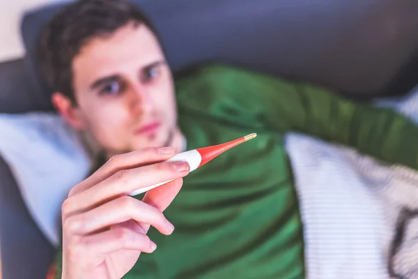 Homme Tient Thermomètre Fièvre Rouge Dans Main — Photo