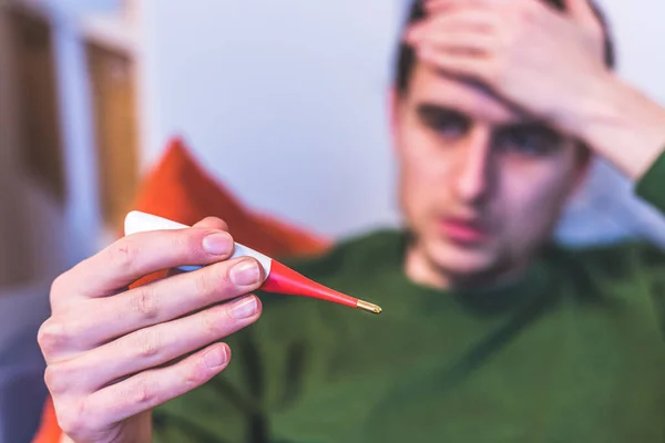 Homme Tient Thermomètre Fièvre Rouge Dans Main — Photo