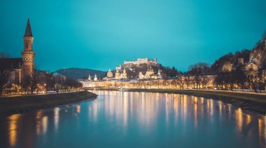 Salzburg eski şehri, kale, katedral ve alacakaranlıkta salzach.