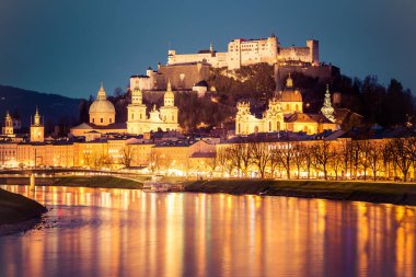 Salzburg eski şehri, kale, katedral ve alacakaranlıkta salzach.