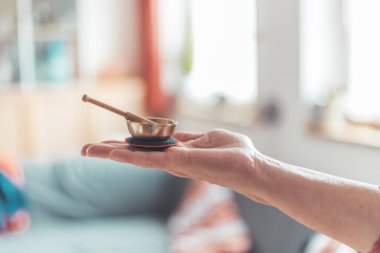 El, bulanık arka planda tutan küçük şarkı kase