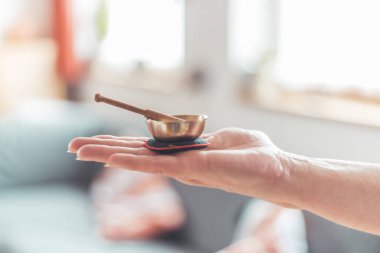 El, bulanık arka planda tutan küçük şarkı kase