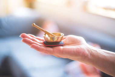 El, bulanık arka planda tutan küçük şarkı kase