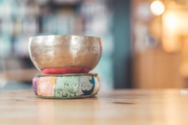 Kırsal bir ahşap zeminde metal bir kase.. 