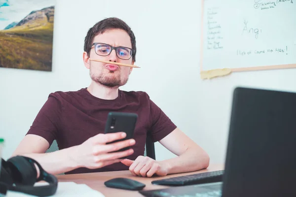 Freelancer Entediado Está Brincando Com Lápis Entre Lábios Nariz — Fotografia de Stock