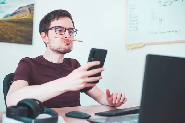 Freelancer Entediado Está Brincando Com Lápis Entre Lábios Nariz — Fotografia de Stock