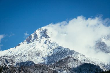 Avusturya 'daki karlı dağlara ve bulutlara yakın