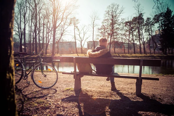 Visão Traseira Jovem Com Bicicleta Que Está Apreciando Sol Banco — Fotografia de Stock