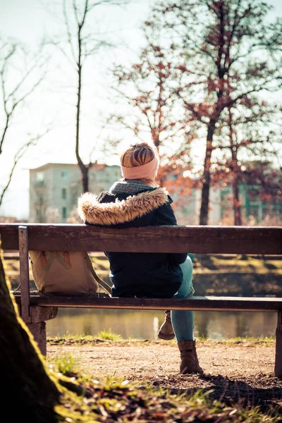 Achteraanzicht Van Een Jonge Vrouw Die Geniet Van Zon Een — Stockfoto