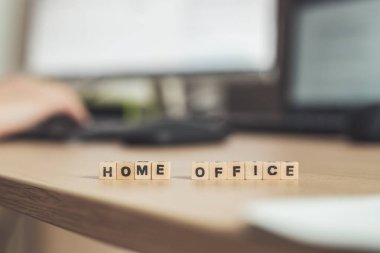 İçişleri Bakanlığı 'ndan ön planda mektuplar, merkez büroda çalışan bir adam, bulanık bir geçmiş.