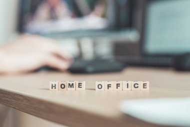 İçişleri Bakanlığı 'ndan ön planda mektuplar, merkez büroda çalışan bir adam, bulanık bir geçmiş.