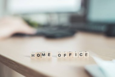 İçişleri Bakanlığı 'ndan ön planda mektuplar, merkez büroda çalışan bir adam, bulanık bir geçmiş.