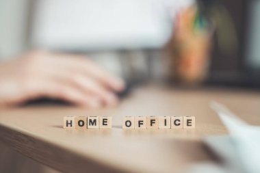 İçişleri Bakanlığı 'ndan ön planda mektuplar, merkez büroda çalışan bir adam, bulanık bir geçmiş.