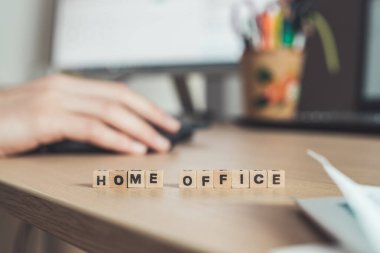 İçişleri Bakanlığı 'ndan ön planda mektuplar, merkez büroda çalışan bir adam, bulanık bir geçmiş.