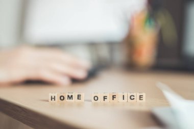 İçişleri Bakanlığı 'ndan ön planda mektuplar, merkez büroda çalışan bir adam, bulanık bir geçmiş.